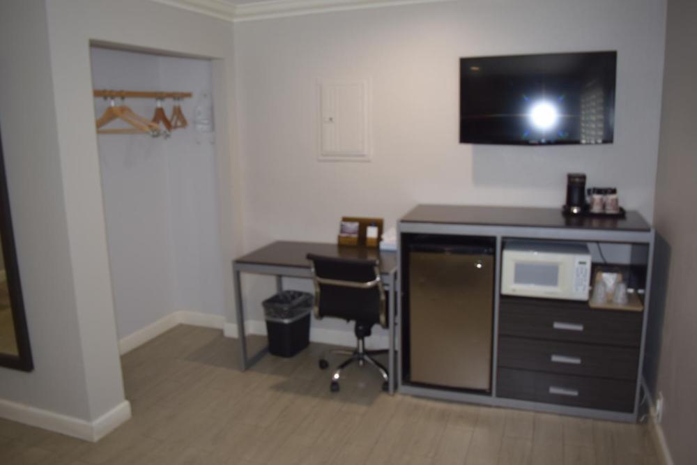 Deluxe Inn Hawthorne/ LAX